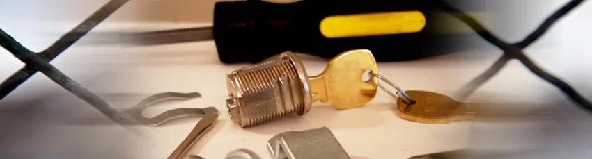 Community Locksmith Store Miami, FL 305-894-5983 - changing-locks